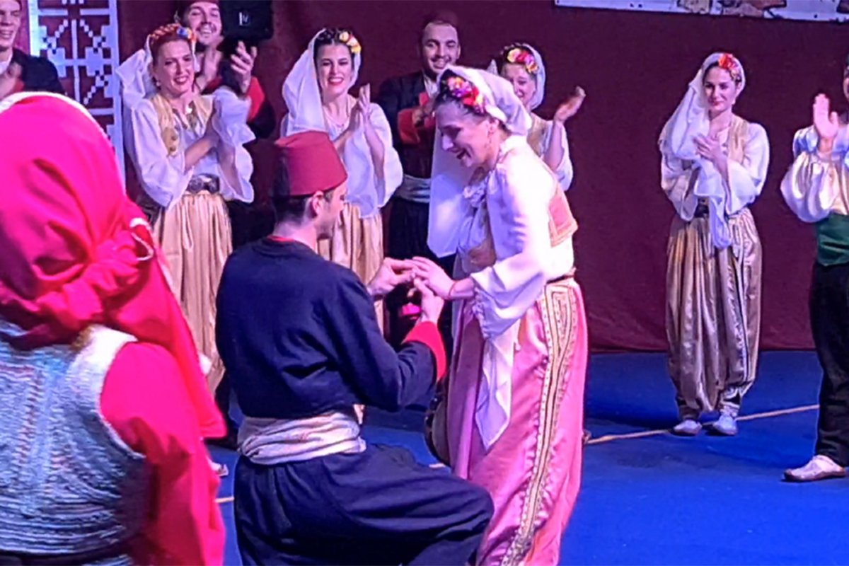 Vjerio djevojku na tradicionalnom godišnjem nastupu