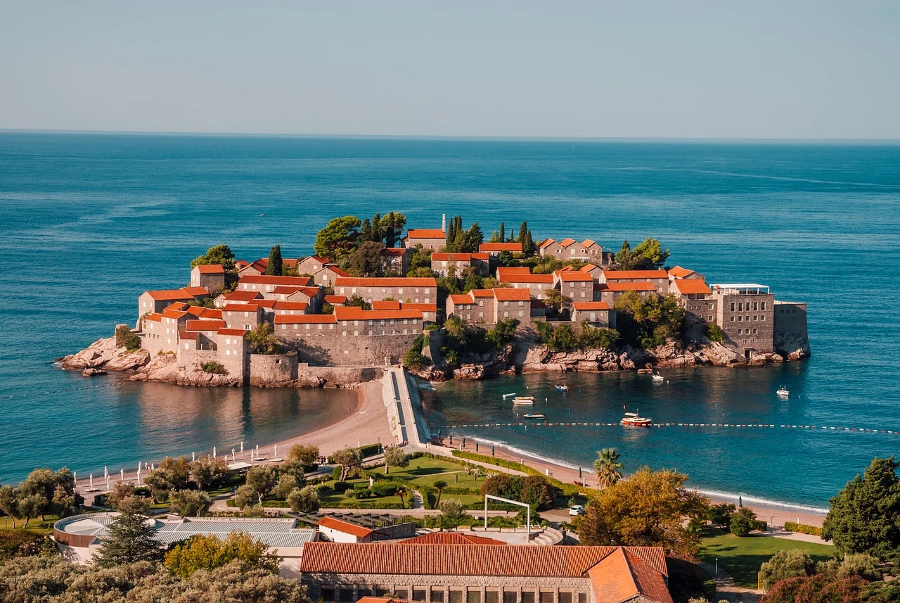 Crnogorci u problemu uoči turističke sezone