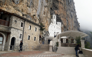 Svjedočenje vladike Atanasija o čudu koje se desilo nakon izlječenja djevojke u manastiru Ostrog
